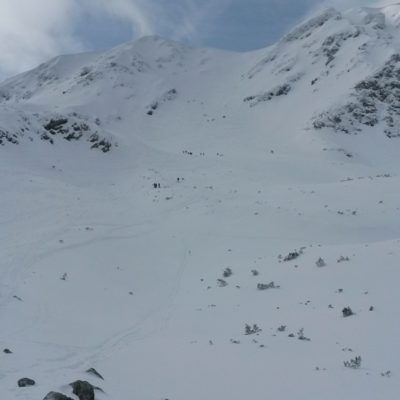 uprostřed Salatín 2047m a sedlo nad širokým žlabem vpravo od  vrcholu - výstupová a sjezdová linie