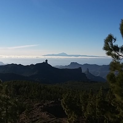 Roque Nublo
v pozadí ostrov Tenerife se sopkou Pico del Teide